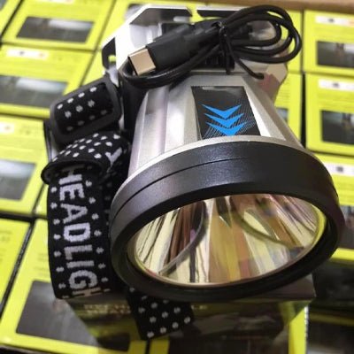 Lampe frontale puissante sur la table