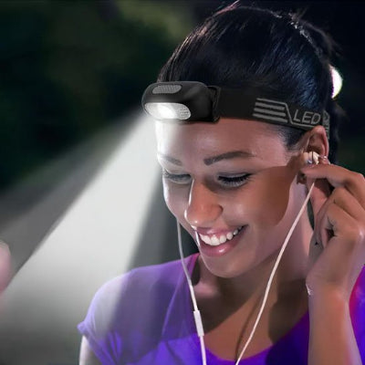 Lampe frontale rechargeable femme en randonnée