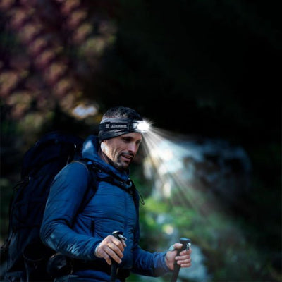 lampe frontale rechargeable homme en jogging