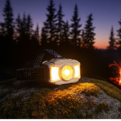 Lampe frontale reposant sur la roche en camping