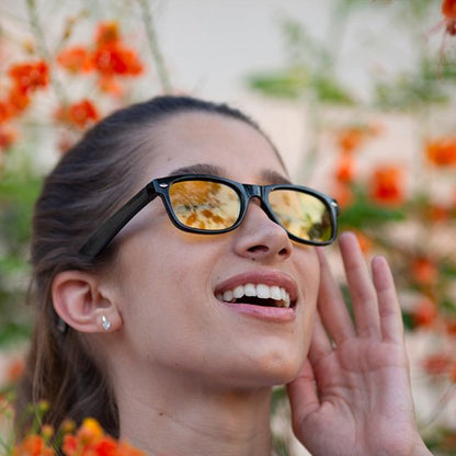 lunette à vision nocturne femme heureuse 