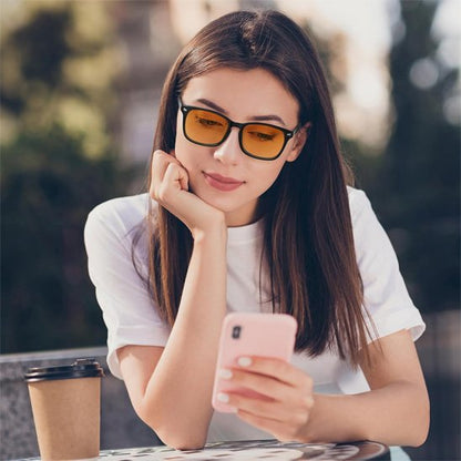 lunette vision nocturne dame qui lit 