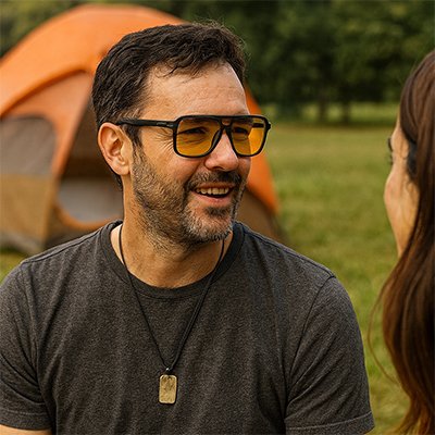 lunette vision nocturne homme en bivouac avec sa femme 