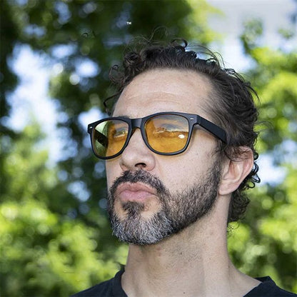 lunette vision nocturne homme qui regarde au loin