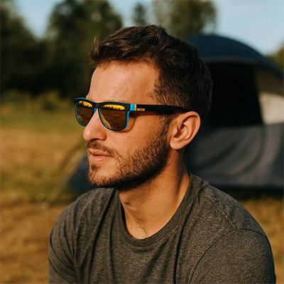 lunette vision nocturne homme regardant au loin