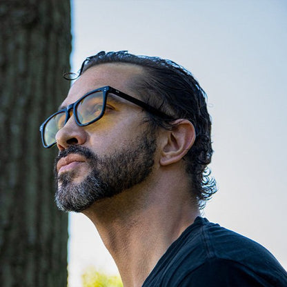 lunette vision nocturne homme sous un arbre