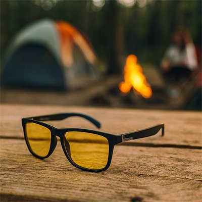lunette vision nocturne reposant sur table
