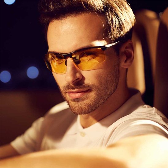 lunettes à vision nocturne homme en voiture la nuit 
