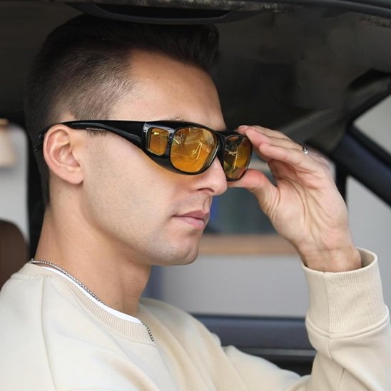 lunettes à vision nocturne homme qui les enfile 