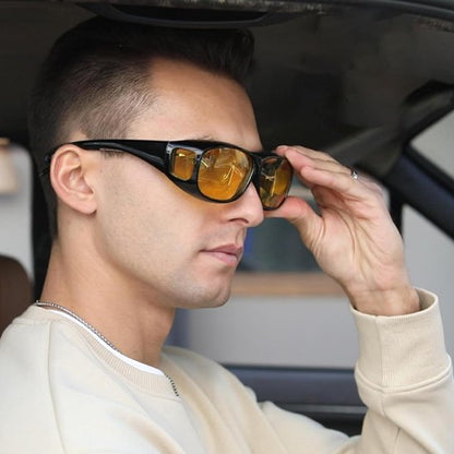 lunettes à vision nocturne homme qui les enfile 