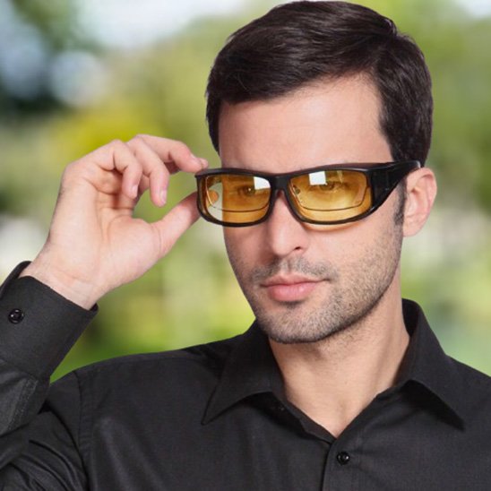 lunettes à vision nocturne homme qui les retire 