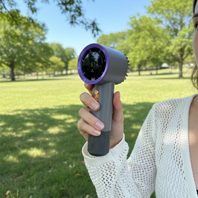 Mini ventilateur portable femme dans un parc