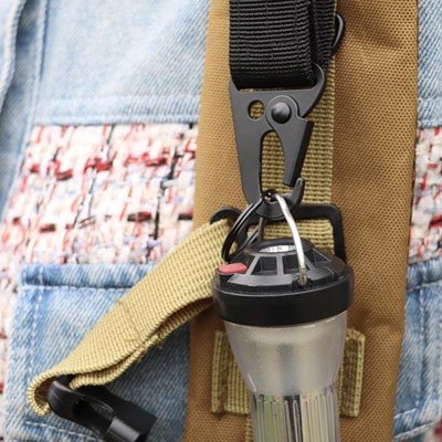 Mousqueton porte clé attaché après une sangle de nylon