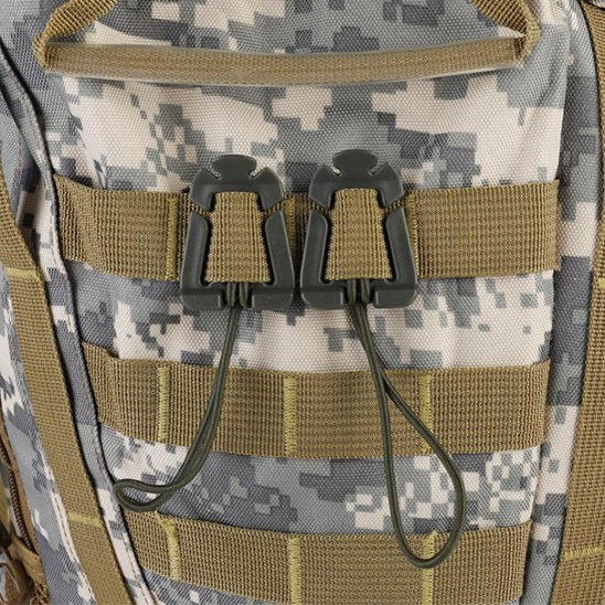 mousqueton porte clé attaché au sac à dos 