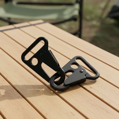 Mousqueton porte clé reposant sur une table