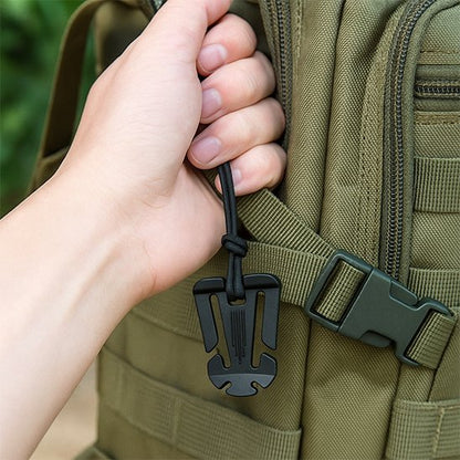 mousqueton porte clé solide sur sac à dos 