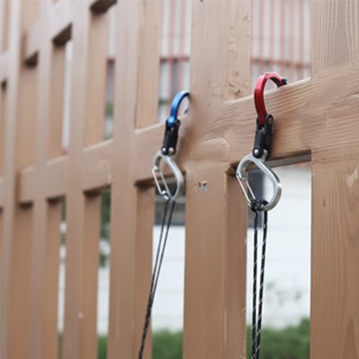 mousqueton pratique attachés à une cloture