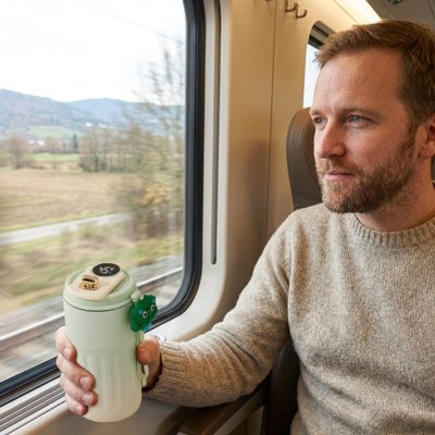 mug isotherme homme dans le train 