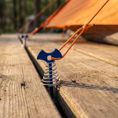 Piquet de tente à ressort pour surfaces de bois