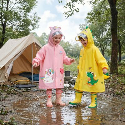 poncho de pluie fillette et garçon qui jouent sous la pluie 