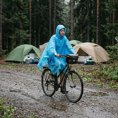 poncho pluie bleu femme à vélo