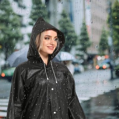 poncho pluie femme sous la pluie