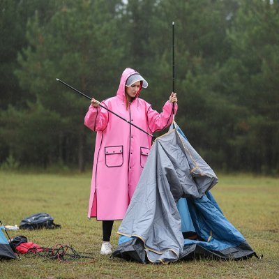 poncho pluie rose femme en camping