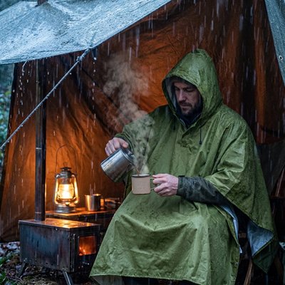 poncho pluie vert homme sous un auvent