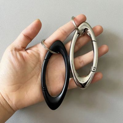 porte clé mousqueton deux tons argent noir

