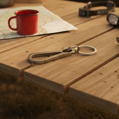 Porte clé mousqueton sur une table de pique-nique