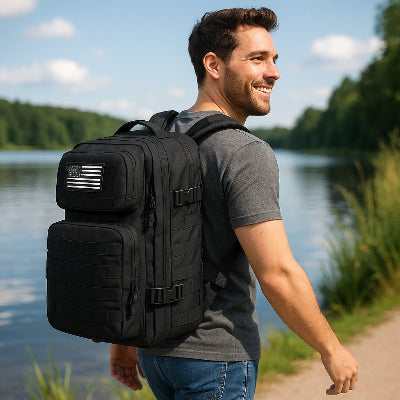 sac à dos homme près du lac