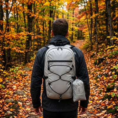 sac à dos pour randonnée gris homme en automne