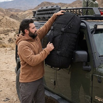 sac à dos pour randonnée noir homme en jeep