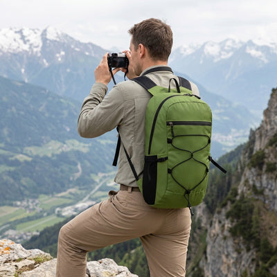 sac à dos pour randonnée vert homme explore au loin