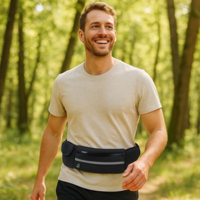 sac banane noir homme en randonnée