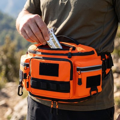 sac banane orange homme dans les alpes