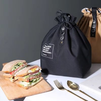 Sac isotherme repas noir sur la table