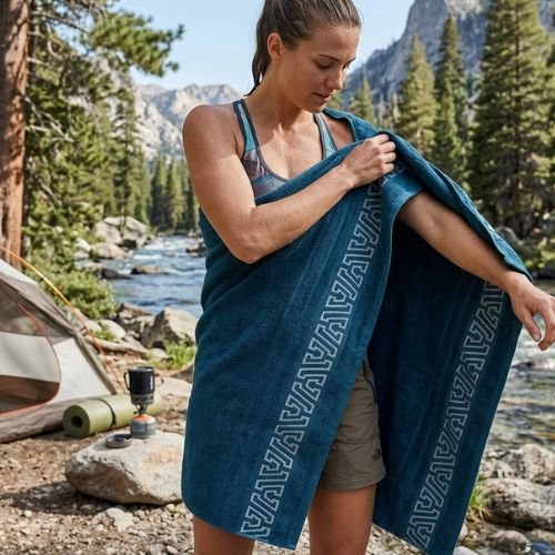 serviette de bain bleue à motif