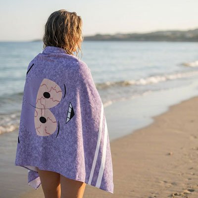 serviette de plage​ femme qui marche 