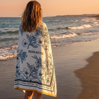 serviette de plage femme qui s'enveloppe à la plage