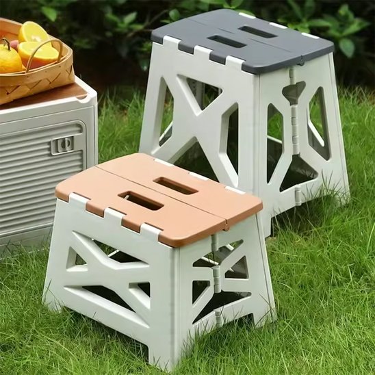Tabouret pliable beige et vert dépliés