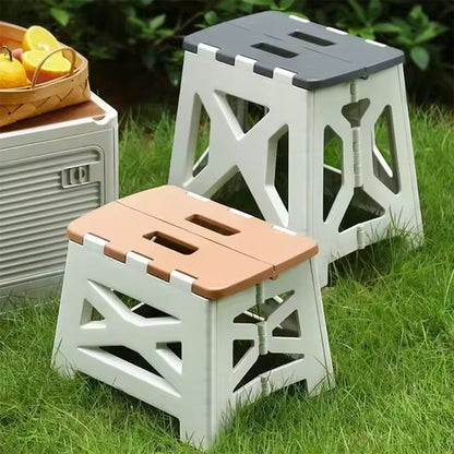 Tabouret pliable beige et vert dépliés