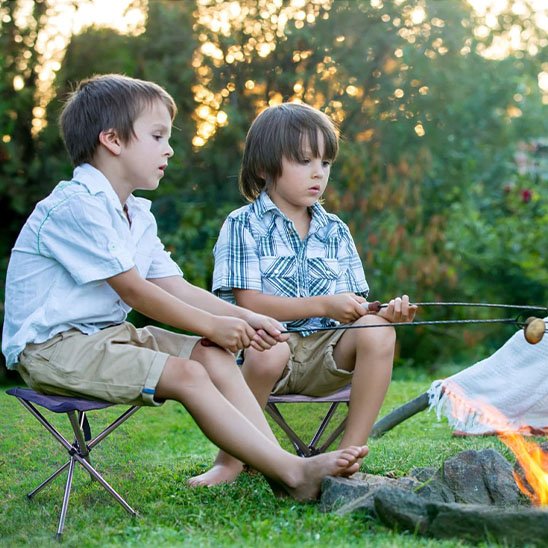 Tabouret pliable enfants  assis près du feu