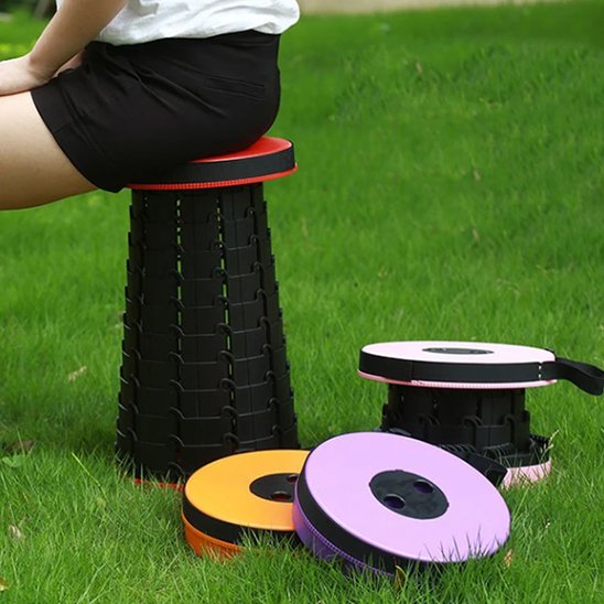 Tabouret pliable femme assise au parc
