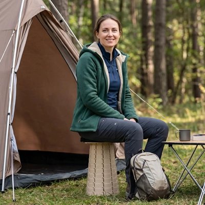 Tabouret pliable femme confortable en camping