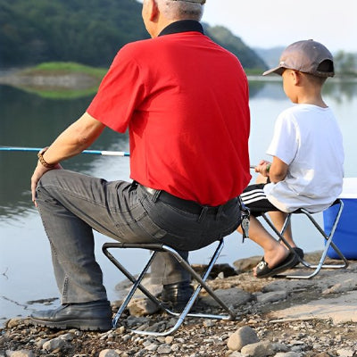 Tabouret pliable grand papa et petit fils à la pêche