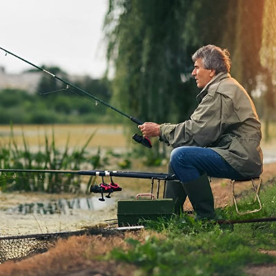 Tabouret pliable homme qui pêche