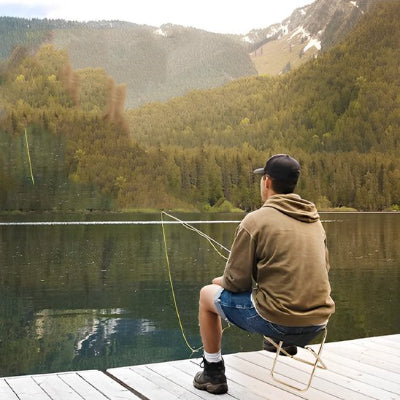 Tabouret pliable jeune homme à la pêche