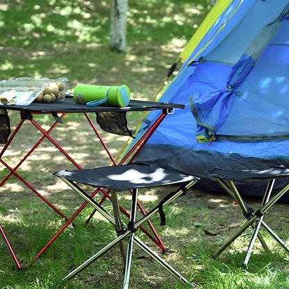 Tabouret pliable noir près du bivouac