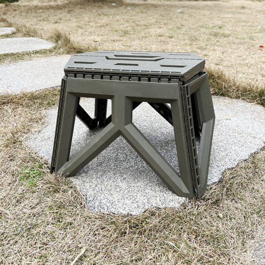 tabouret pliable solide reposant au sol